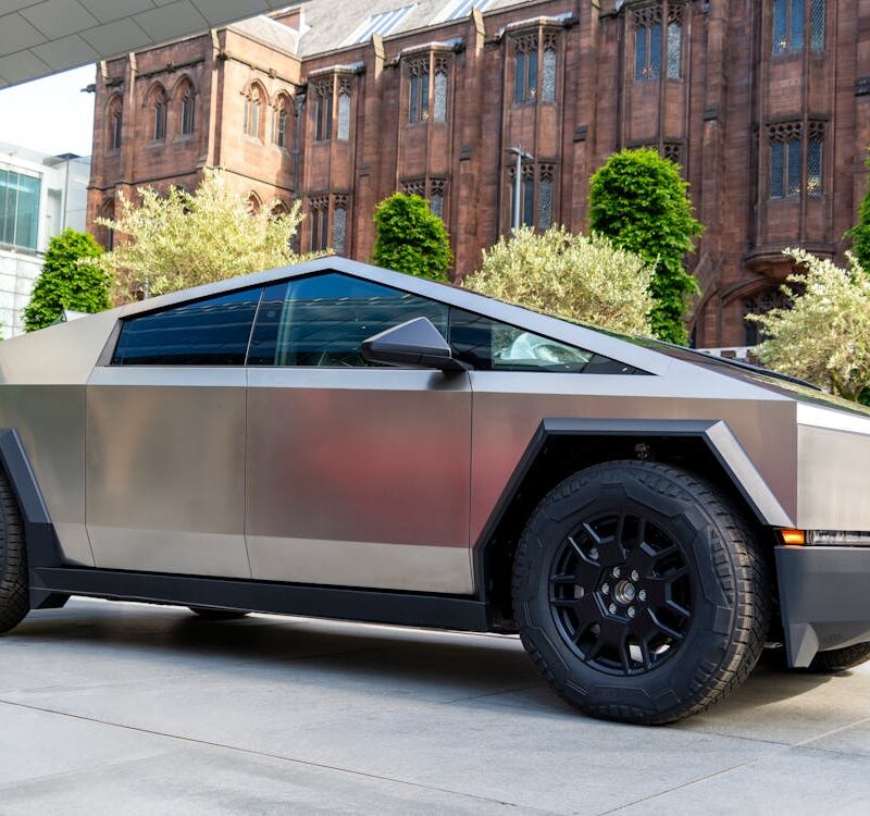 free-photo-of-silver-tesla-cybertruck